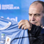 Miembros de la selección uruguaya renuncian por problemas con Marcelo Bielsa