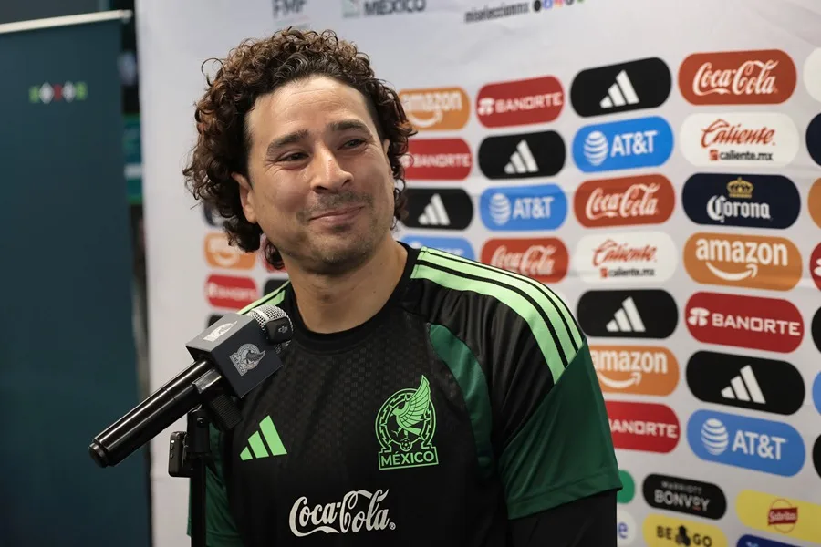 Javier se sabe todas. Es un entrenador que sabe manejar bien al grupo, Guillermo Ochoa
