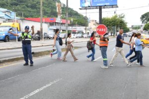 Operativo para cruce seguro de peatones durante mantenimiento de paso elevado