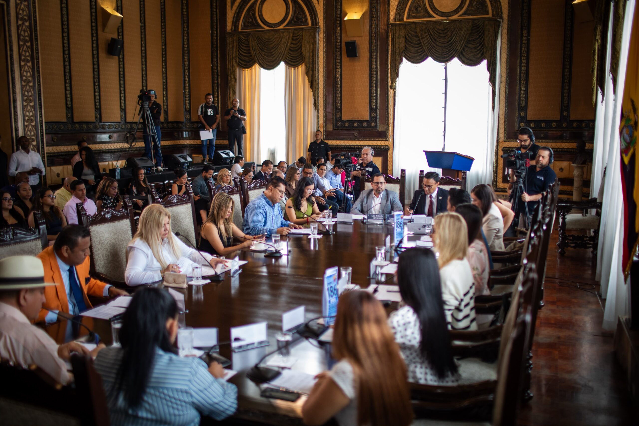 Concejo Cantonal aprueba en primer debate ordenanza para regular el estacionamiento público tarifado