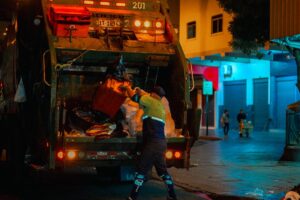 El corazón de Guayaquil no se detiene y su limpieza tampoco: 130 toneladas de desechos se recogen a diario