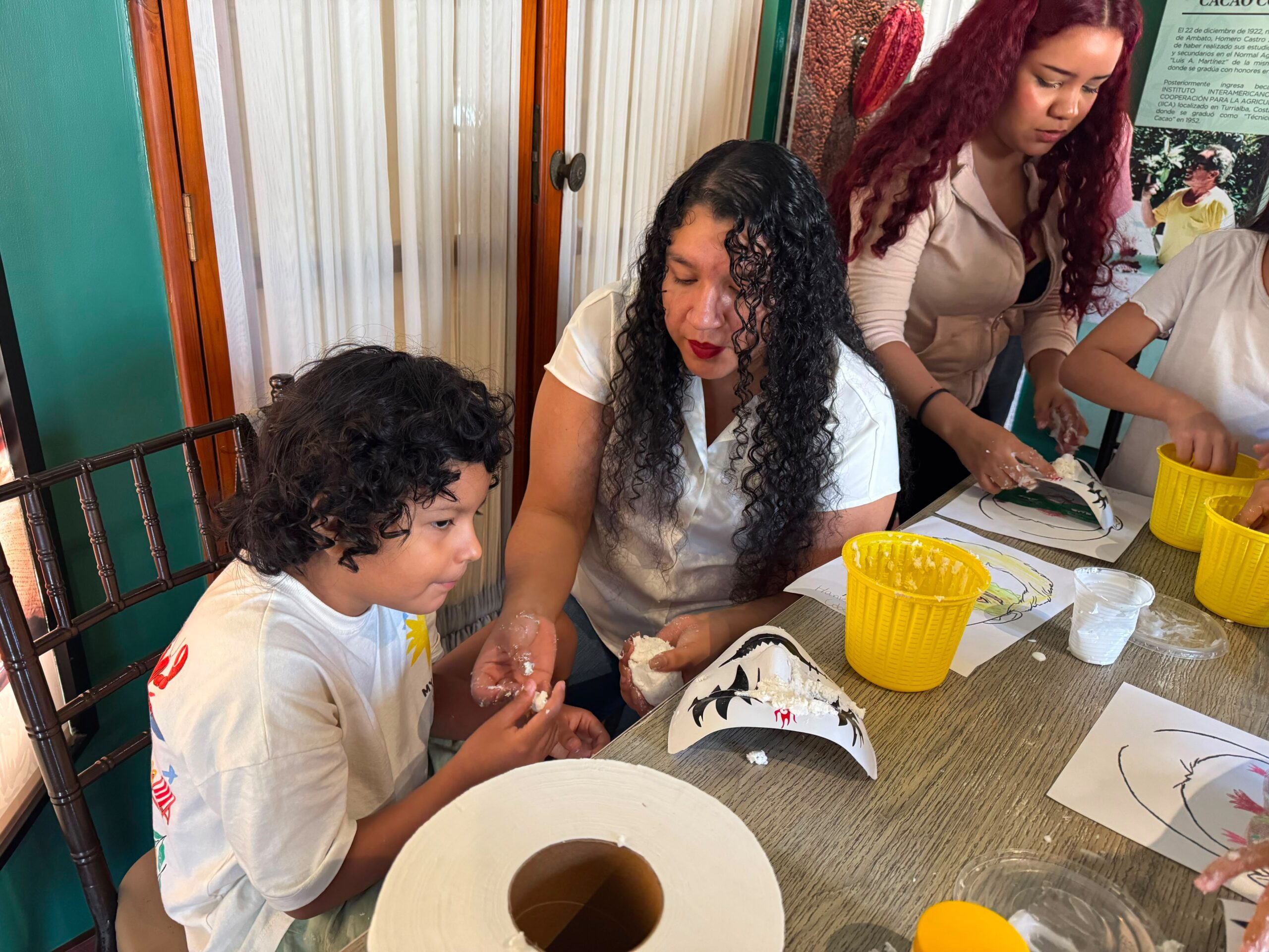 Niños y familias exploraron su creatividad en taller de antifaces del Museo Nacional del Cacao