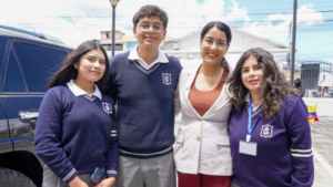 Ministra de Educación, Deporte y Cultura, Gilda Alcívar García, constata avances en infraestructura y recursos educativos en Cayambe