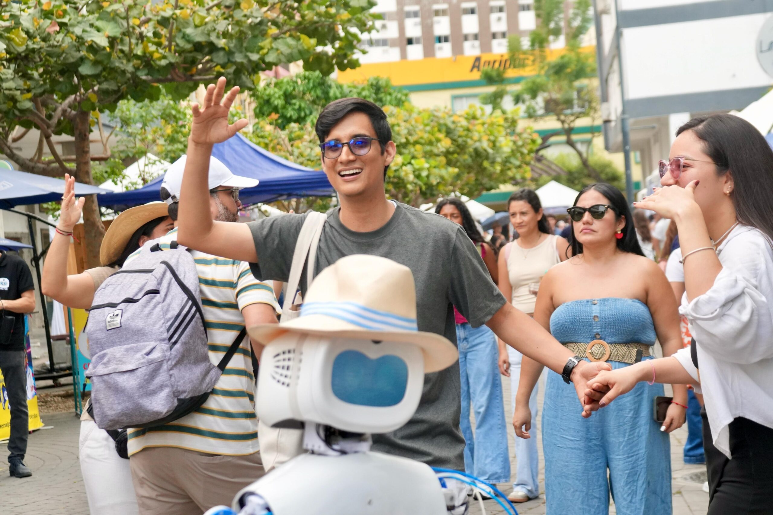 Robot bailó con el público en feria de ciencia y tecnología en el Rincón Mágico