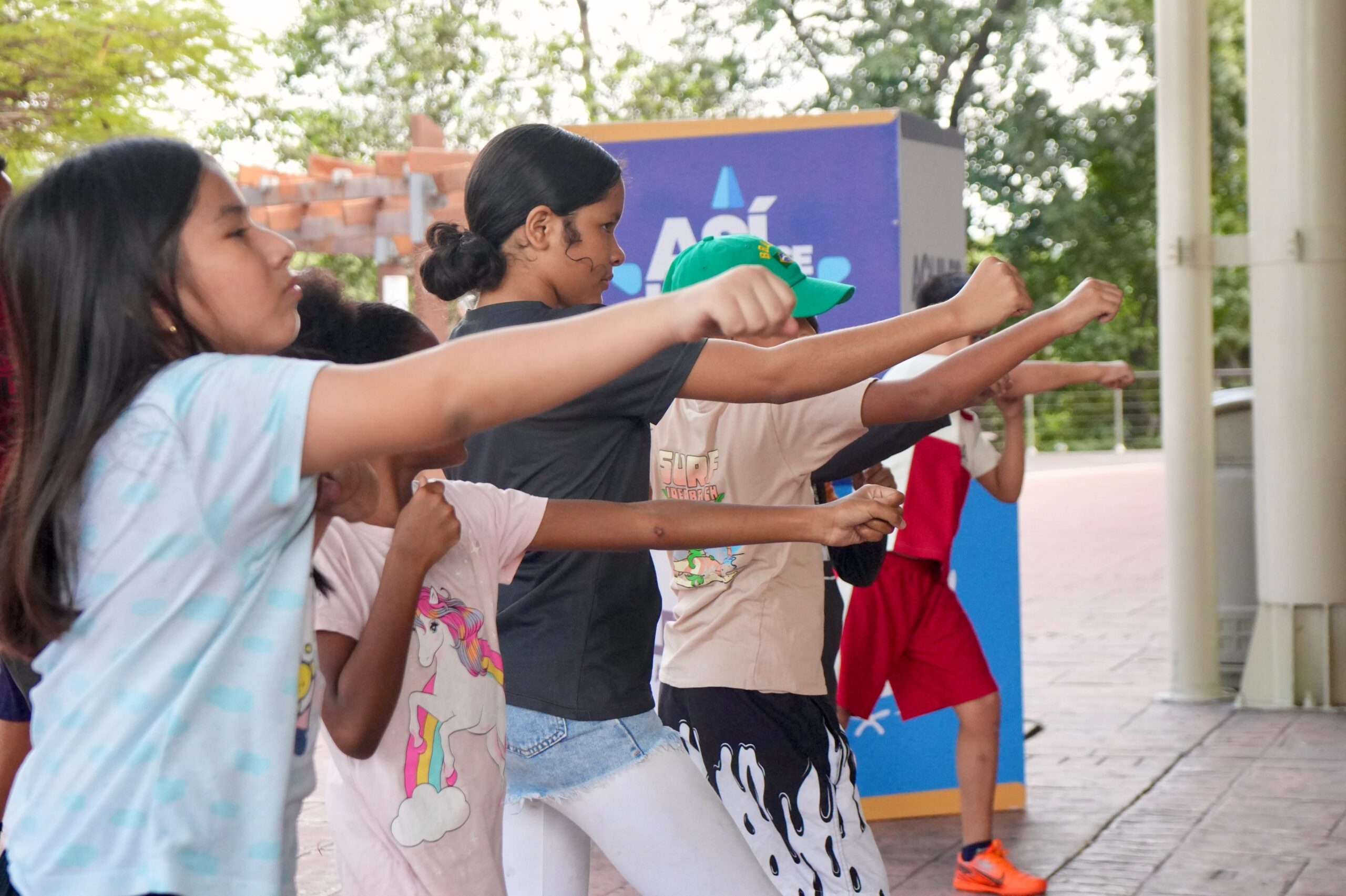 Clases gratuitas de boxeo convocan a niños y adolescentes en el Malecón del Salado