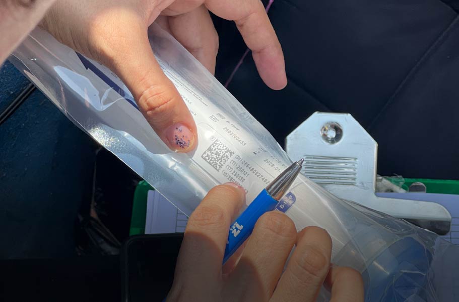 Arcsa detecta medicamentos caducados e insumos de hemodiálisis durante operativo en Guayaquil
