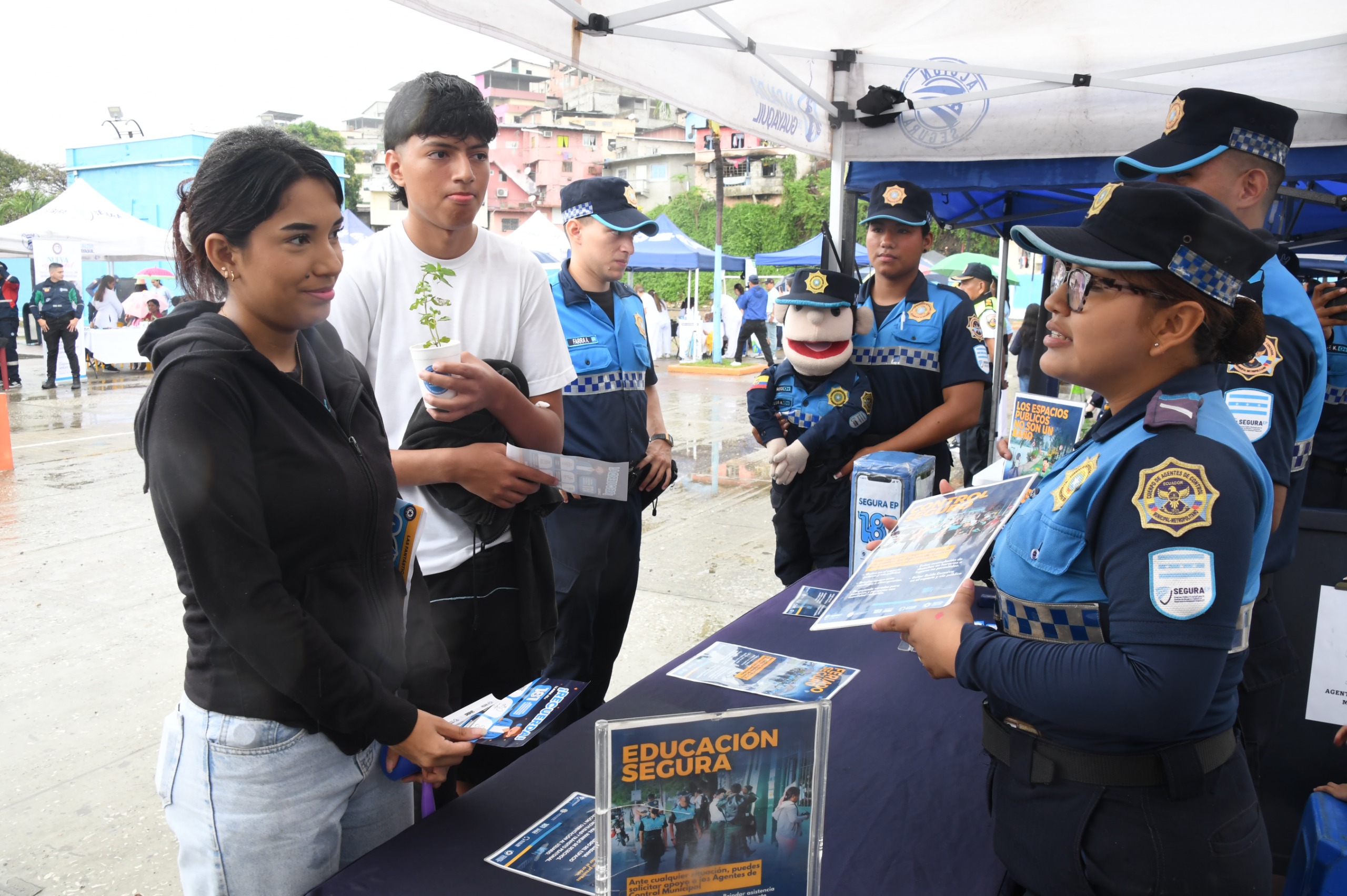 Cerro Santa Ana fortalece el cuidado de sus espacios públicos con jornada de participación comunitaria