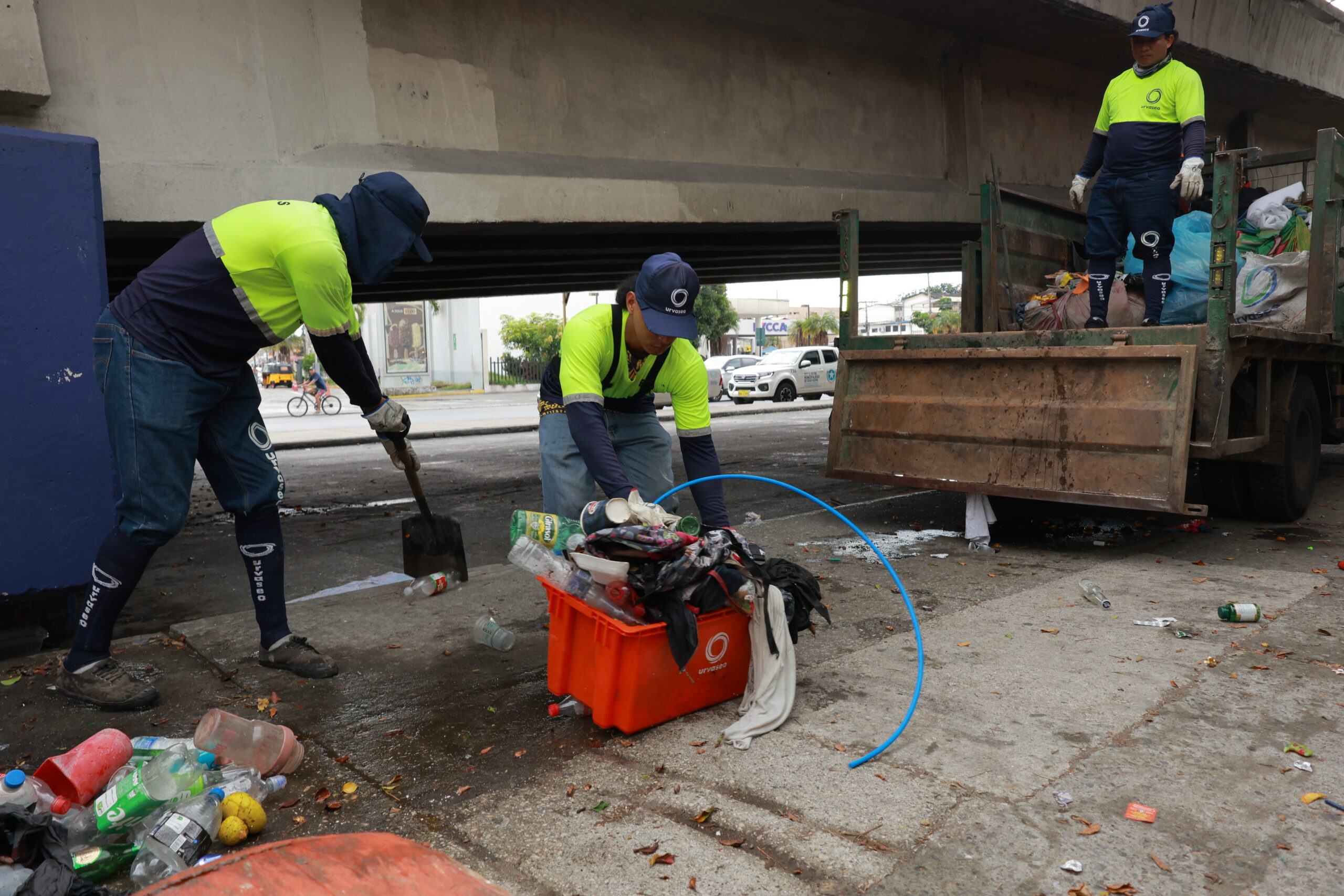 Acción municipal recupera espacio público afectado por acumulación de desechos en la av. 25 de Julio