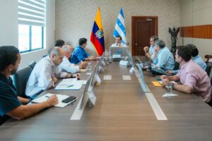 Prefectura del Guayas suma esfuerzos con el sector camaronero: Con la división de la provincia en cuatro zonas prioritarias y la incorporación de maquinaria privada, para proteger puntos críticos y zonas inundables