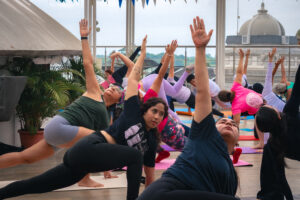 Cerca de 100 ciudadanos participaron en una nueva jornada de Yoga en las Alturas