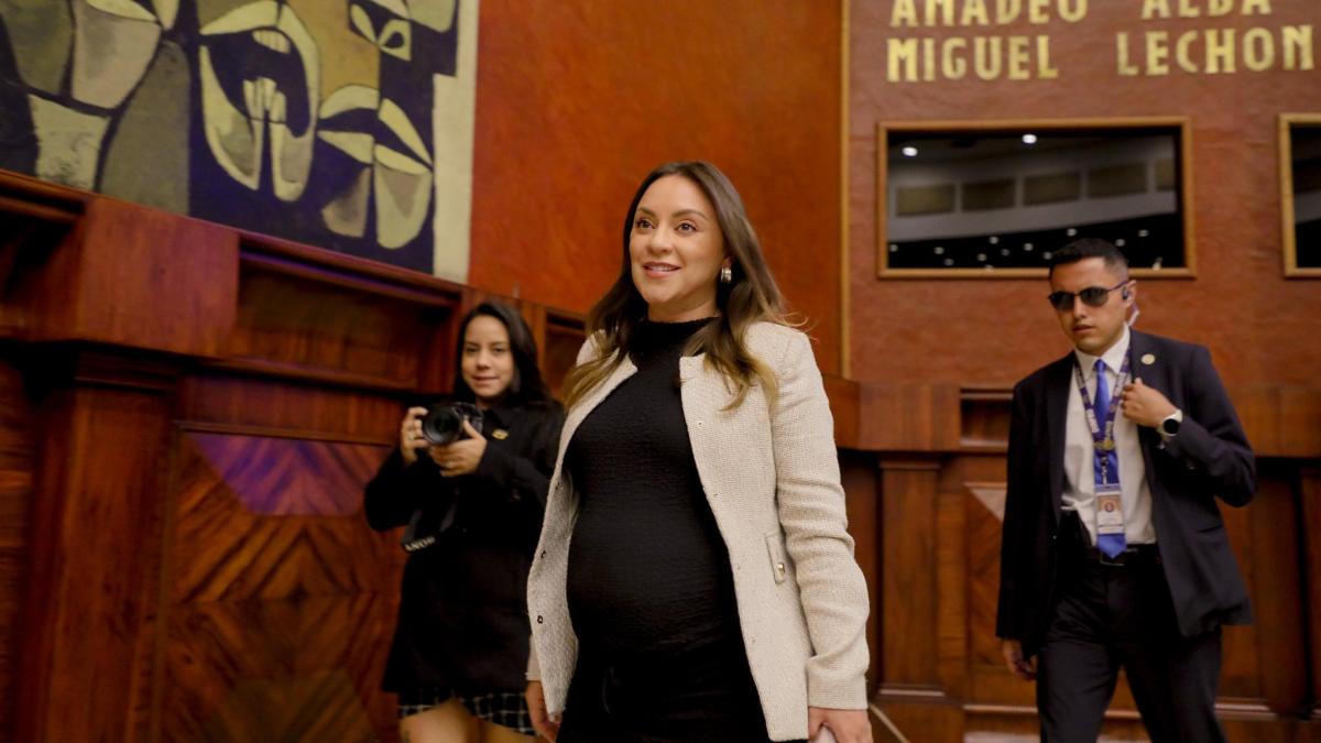 Presidenta Mishel Mancheno entrega a la Vicepresidenta de la República la ley para proteger a niñas, niños y adolescentes