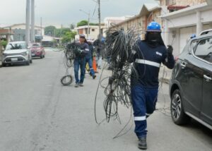 Comenzó el retiro de 60 mil metros de cables aéreos en el primer polígono de Urdesa Central