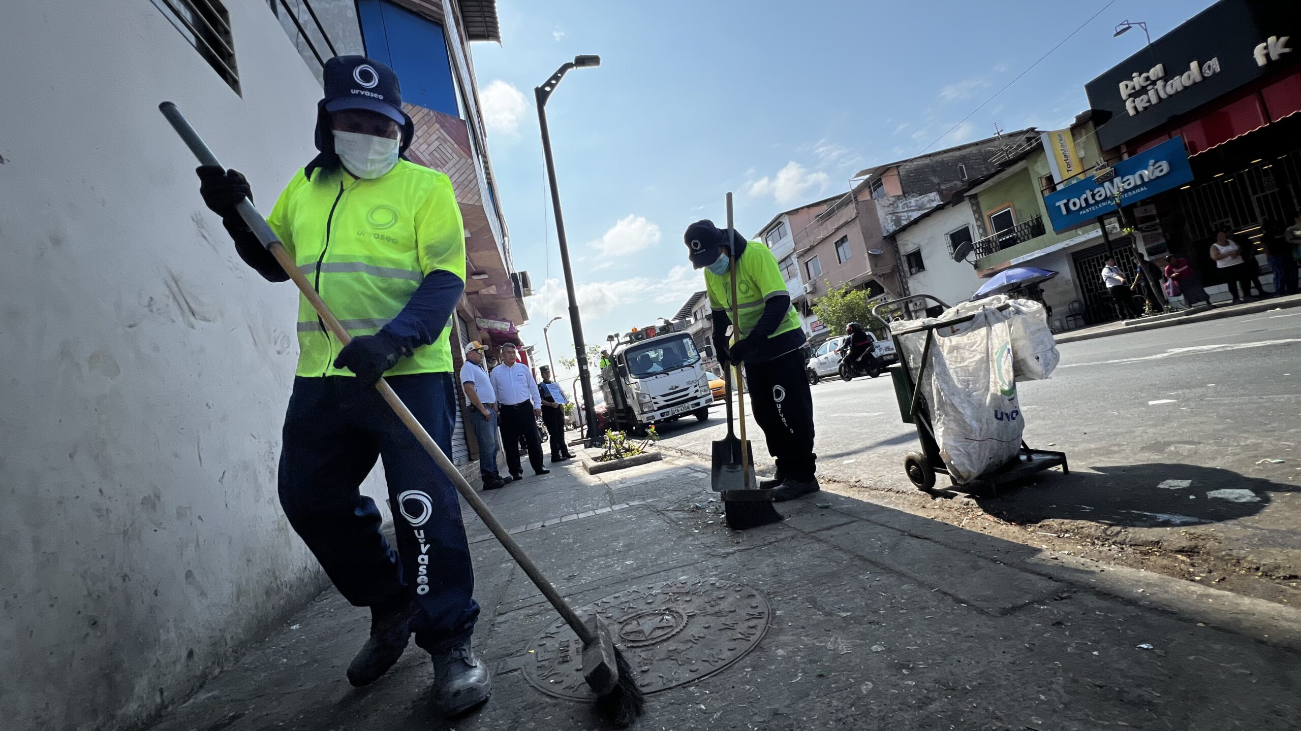Limpieza diaria y control municipal combaten la acumulación de basura en el Cristo del Consuelo