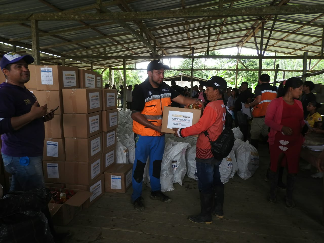 Gobierno de Daniel Noboa lleva alimentos, abrigo y asistencia a familias afectadas por las lluvias en nueve provincias