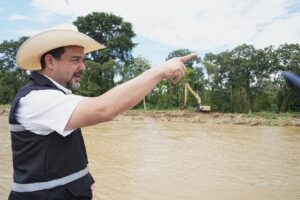 En solo 20 días, Guayas registra casi el 70% de la lluvia de todo un año: Prefecto Carlos Encalada mantiene 40 frentes de trabajo ante precipitaciones inusuales