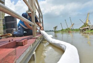 Prefecto del Guayas dispuso despliegue de barreras especiales, con capacidad para absorber combustible, tras el hundimiento del buque turístico Morgan, en Guayaquil